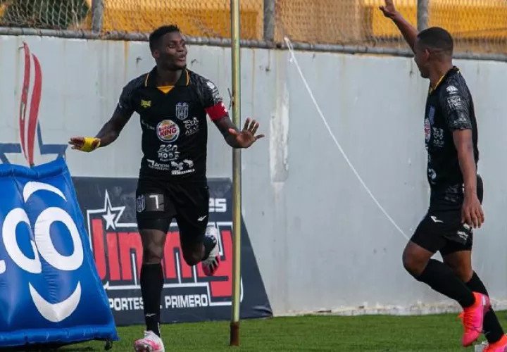 José Fajardo (izq.) anotó el segundo gol del CAI.