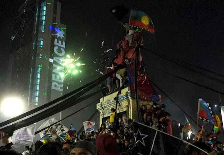 Cuando los resultados ya eran irreversibles, Plaza Italia se rompió en un atronador aplauso, seguido de caceroladas, fuegos artificiales, pitidos y batucadas.