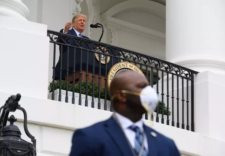 "No hay excusa para el comportamiento imprudente del presidente Trump", escribió en Twitter y colgó el video de una mujer que perdió a su madre a causa del coronavirus.