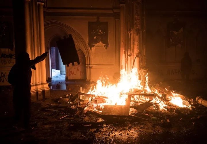 El primer santuario en arder fue la iglesia San Francisco de Borja, usada regularmente por el cuerpo policial de Carabineros para ceremonias institucionales, y horas más tarde fue la iglesia de la Asunción, una de las más antiguas de la capital, con más de un siglo y medio de antigüedad. FOTO/EFE