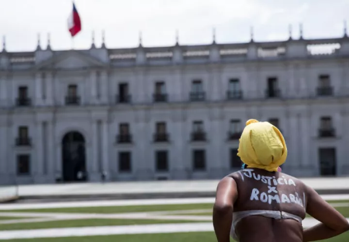  Mery Cortez, madre de Romario Veloz, asesinado durante las protestas en Chile desde octubre de 2019. Foto: EFE.