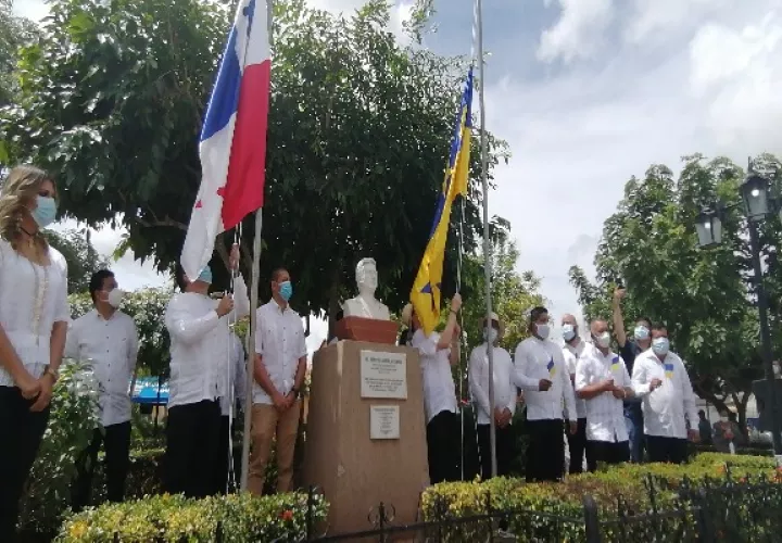 Los actos finalizaron con la izada de las banderas del distrito de Chitré y de la República de Panamá en el parque Unión. Foto: Thays Domínguez