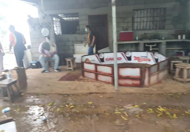 Se logró ubicar un sitio donde se realizaban peleas de gallos en una propiedad privada cerca del Río La Villa, donde fueron sorprendidas unas 20 personas participando de la actividad.