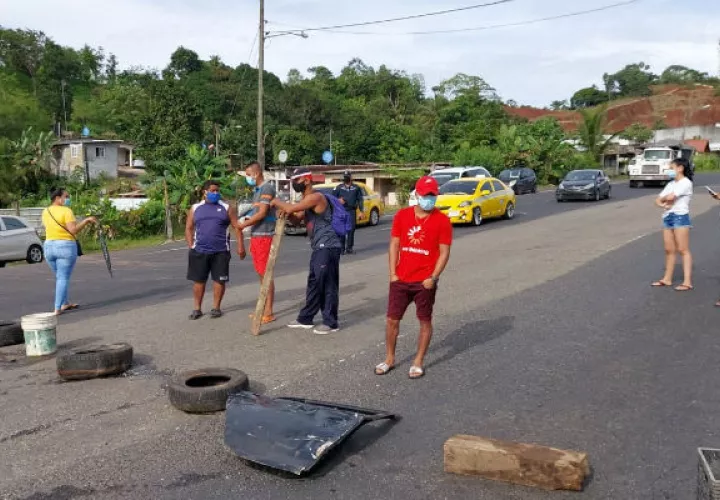 Los manifestantes colocaron llantas y otros objetos para obstruir el tránsito vehicular. Foto: Diómedes Sánchez S. 