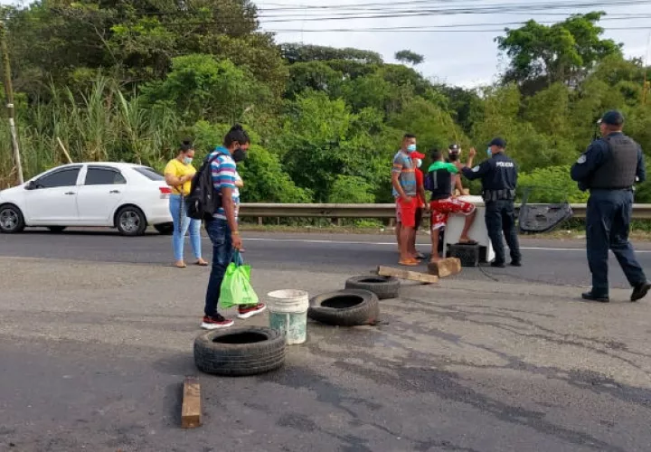 Los manifestantes colocaron llantas y otros objetos para obstruir el tránsito vehicular. Foto: Diómedes Sánchez S. 