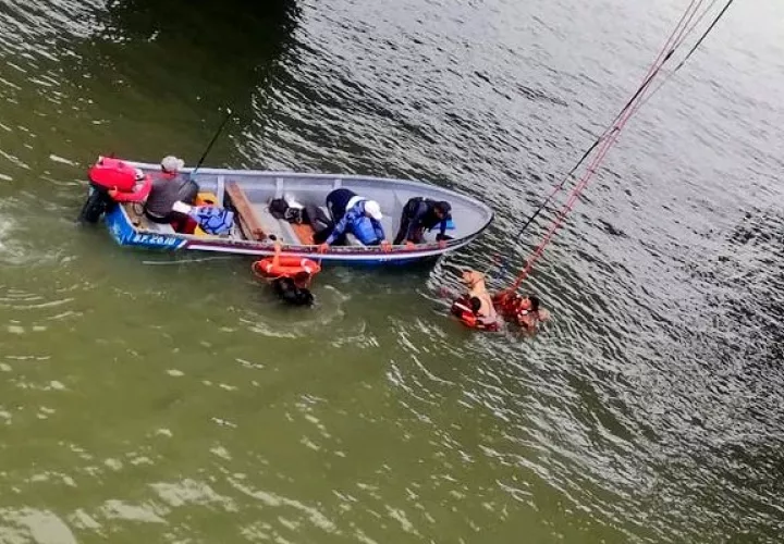 Rescate en el tramo marino de la Cinta Costera 3. Foto: Bomberos Panamá