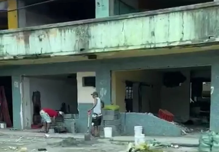 Las personas llegan a los edificios abandonados y comienzan a ajustarlos para habitarlos. Foto/Diomedes Sánchez