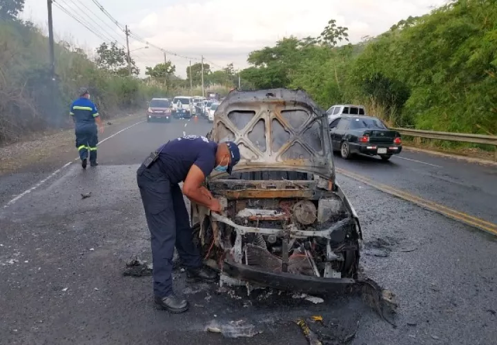 El Cuerpo de bomberos de Colón se trasladó al lugar, para apagar el fuego que envolvió al taxi, que resultó en pérdida total. Foto: Diomedes Sánchez