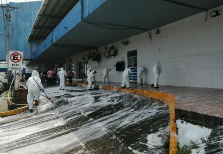 Las limpiezas contra la Covid-19 han incluido instituciones, parada de buses y mercado público, entre otros. Foto: Diómedes Sánchez.