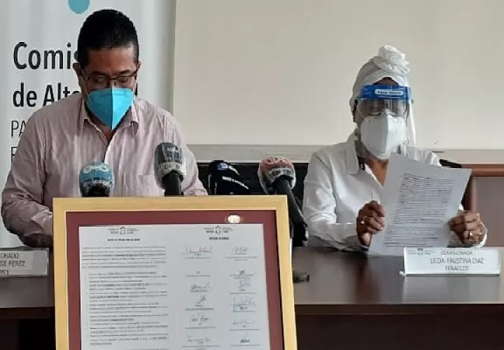 En conferencia de prensa los pacientes expresaron su descontento.