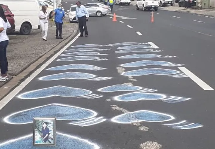 Familiares y sobrevivientes pintaron hoy nuevamente los corazones azules en La Cresta.