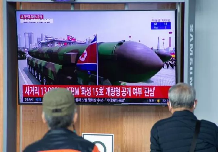 Pionyang también ha mostrado nuevos sistemas de radar anti-aéreos, nuevas lanzaderas de misiles con sistema de tracción de oruga e incluso blindajes nuevos para sus unidades de infantería. FOTO/EFE