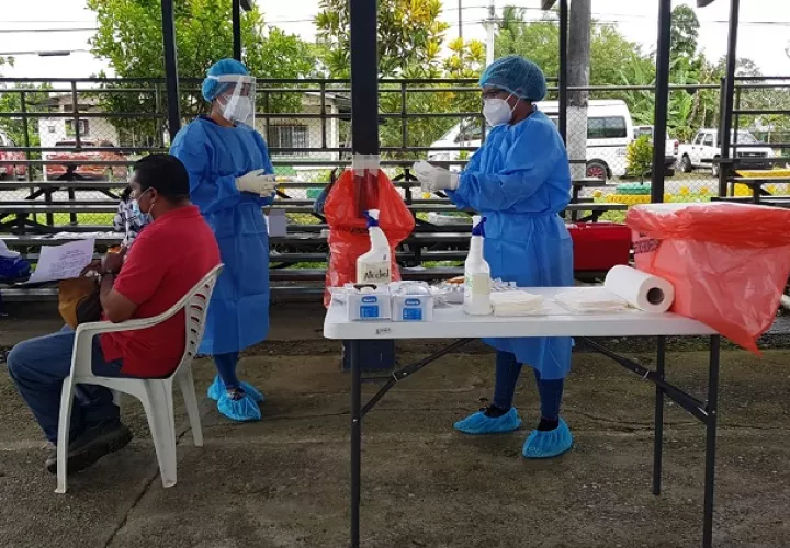 El personal de salud aplicó en las últimas 24 horas 6.909 pruebas para detectar la COVID-19. Foto cortesía Minsa