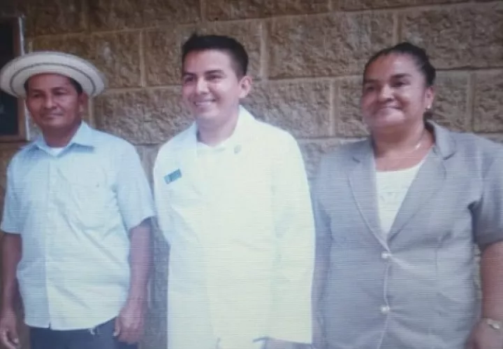 Carlos Mendoza, junto a sus padres, el día de la misa de blanco.