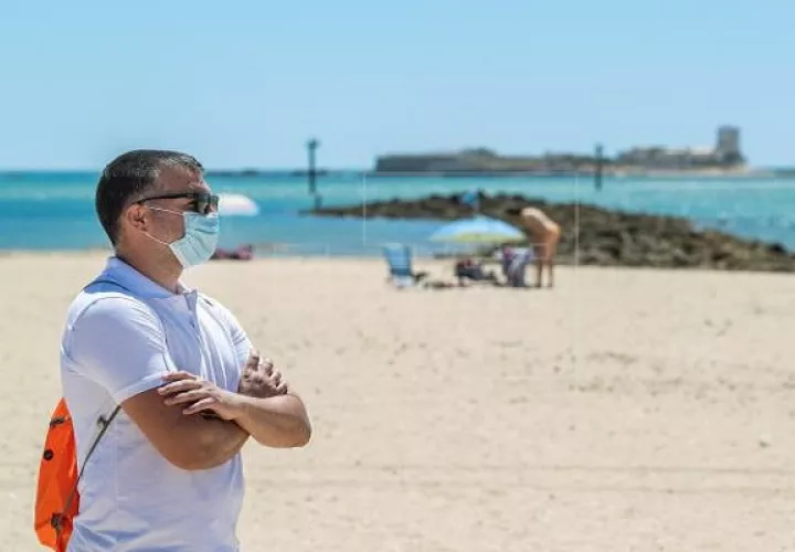 Al ingresar en la zona, las personas deben usar mascarillas.