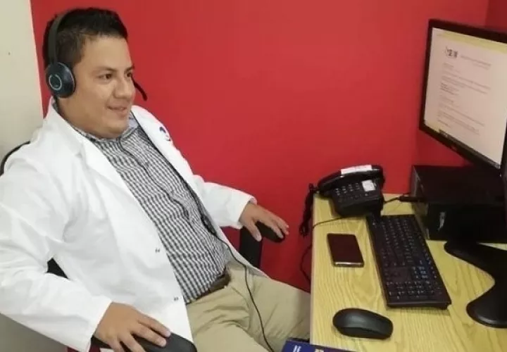 Carlos Manuel Mendoza logró con mucho esfuerzo graduarse de médico.