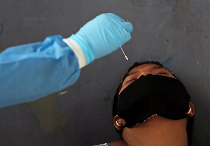 Las autoridades de Salud han aplicado 585.821 test de detección de la COVID-19, con un porcentaje global de positividad del 24 %. Foto EFE