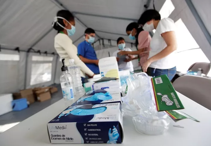 A la fecha se aplicaron 7.896 pruebas de detección de contagio de COVID-19. Foto: EFE