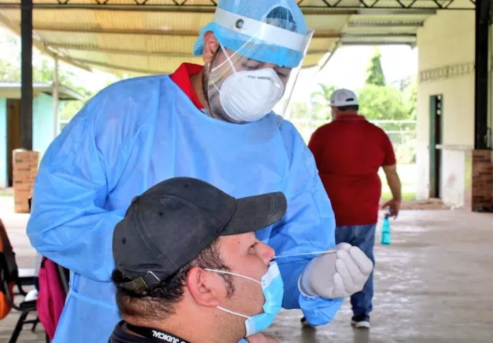 El Ministerio de Salud  realiza pruebas rápidas de la COVID-19.