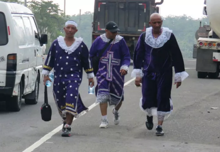 Unas 120 mil personas acostumbran peregrinar hacia Portobelo a rendir tributo al Cristo Negro. Fotos: Diómedes Sánchez S. .