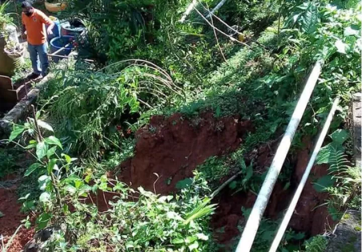 El derrumbe dejó también expuestas la tubería de agua potable. Foto: Diómedes Sánchez.