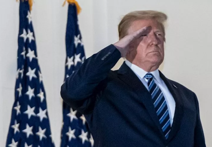 Trump participó en el primer cara a cara frente a Biden el martes pasado en Cleveland (Ohio), días antes de que la madrugada de viernes revelara que había dado positivo en las pruebas de la COVID-19.