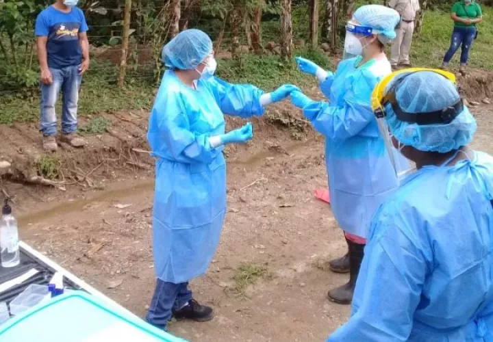 En Penonomé los equipos de respuesta rápida siguen trabajando en las comunidades rurales y se trasladaron a Palmilla, corregimiento de Chiguirí Arriba, para realizar pruebas.