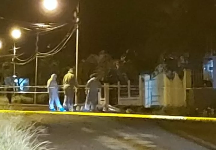 La víctima fue identificada como Jonathan Rivera de 19 años de edad, mientras que la persona herida es Omar Machuca alías "Cañón" de entre 35 y 40 años.