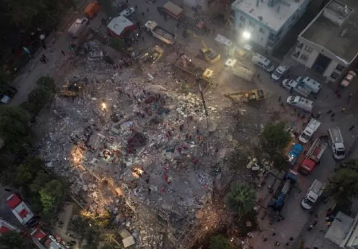 Los equipos de AFAD, el servicio público de emergencia turco, han identificado 17 edificios derrumbados en esa urbe y han completado el trabajo en nueve de ellos. Foto: EFE