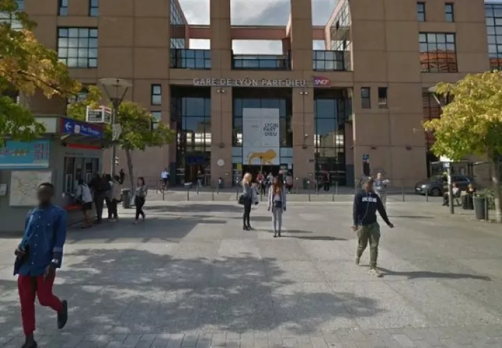La prefectura regional de policía indicó que la estación de Part Dieu fue evacuada y se estableció a su alrededor un perímetro de seguridad, con una persona interrogada, pero sin dar más detalles. 