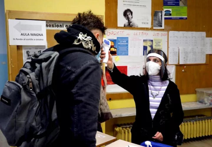 Alemania registró en las últimas 24 horas 4,325 nuevos contagios con coronavirus -lejos del nuevo máximo de 7,830 casos contabilizados el sábado-, lo que se atribuye, sin embargo, al hecho de que no todos los estados federados comunican sus datos el fin de semana.