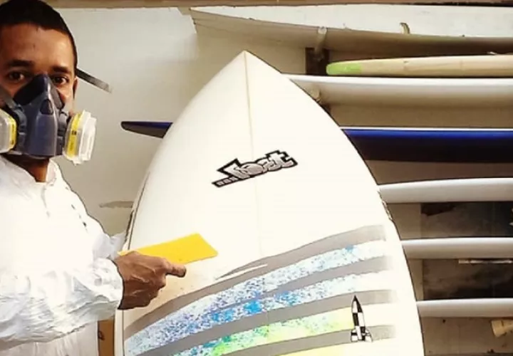 Evelio Castillo es un referente de las tablas de surf.