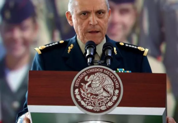 El exministro de Defensa, Salvador Cienfuegos fue arrestado el jueves a petición de la agencia antidrogas estadounidense (DEA) en el aeropuerto de Los Ángeles, donde viajó con su familia. FOTO/EFE