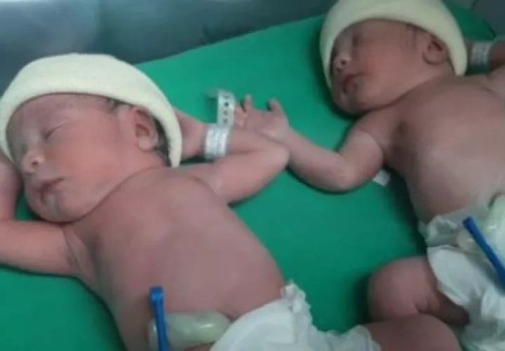 Los padres de los recién nacidos están felices.
