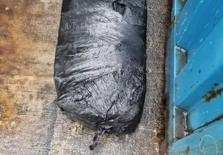 Mediante una diligencia de registro y allanamiento las autoridades policiales se encontró la droga dentro de una maleta que estaba forrada.