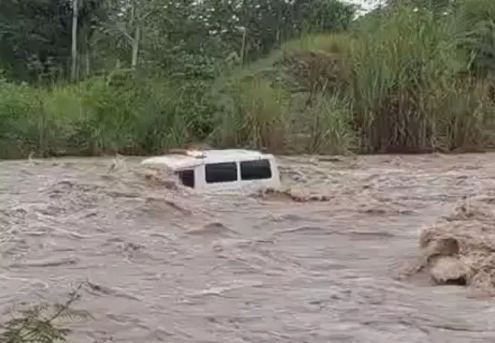 El conductor de esta unidad de salud decidió evadir los cierres de vías que se registran producto de las manifestaciones en el hermano país, cuando al buscar una ruta alterna cruzaba un vado en el bajo del río Ceiba, cuando es sorprendido por una cabeza de agua ante las intensas lluvias que afectan la región.