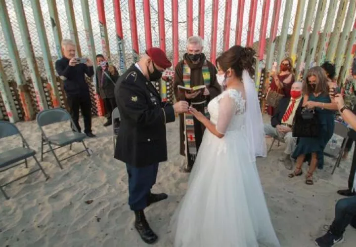 La boda ocurrió días después de que cientos de migrantes protestaran en Tijuana en demanda de atención a sus solicitudes de refugio en Estados Unidos, retrasadas por la pandemia de COVID-19. Foto:EFE
