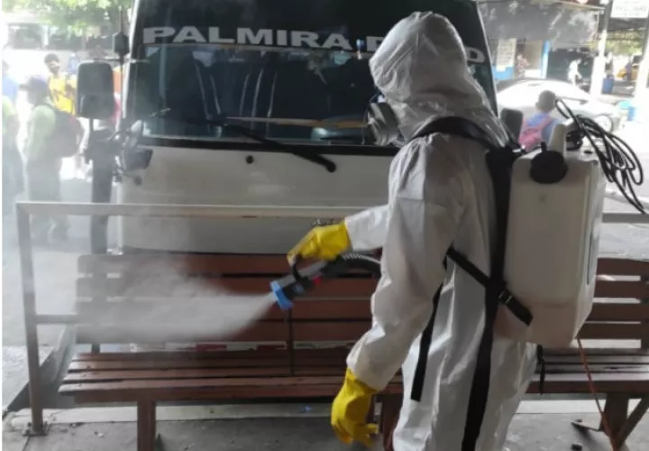  La desinfección se realizó conjuntamente con la empresa "Pest Control Solution". Foto: Mayra Madrid.