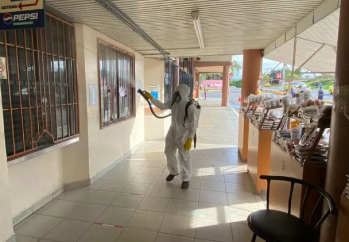  La desinfección se realizó conjuntamente con la empresa "Pest Control Solution". Foto: Mayra Madrid.
