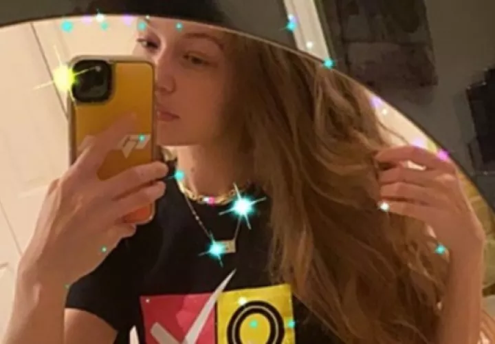 Gigi Hadid  también compartió las mismas selfies en el espejo en sus historias de Instagram. Foto: Instagram