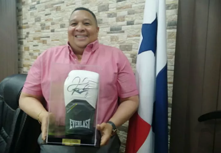 El alcalde Alex Lee muestra el guante autografiado por Floyd Mayweather Jr. Foto: Diómedes Sánchez S.