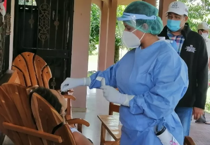 Las autoridades de salud solicitaron a la población enfatizar las medidas de prevención, sobre todo en familias donde haya adultos mayores, evitar las visitas de personas ajenas a la burbuja familiar.