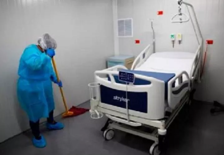 Los doctores y enfermeras se convirtieron en la primera línea de batalla para atender a la población afectada.  Archivo EFE