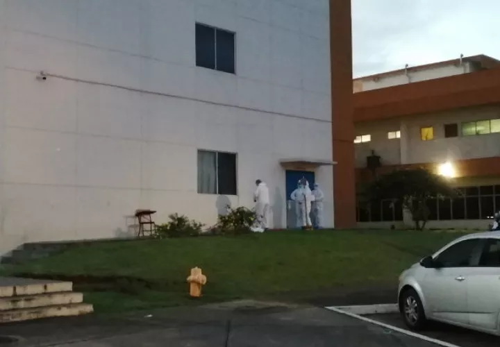 El cuerpo fue encontrado por personal del hospital cerca de una playa de estacionamientos. Fotos: Eric A. Montenegro.