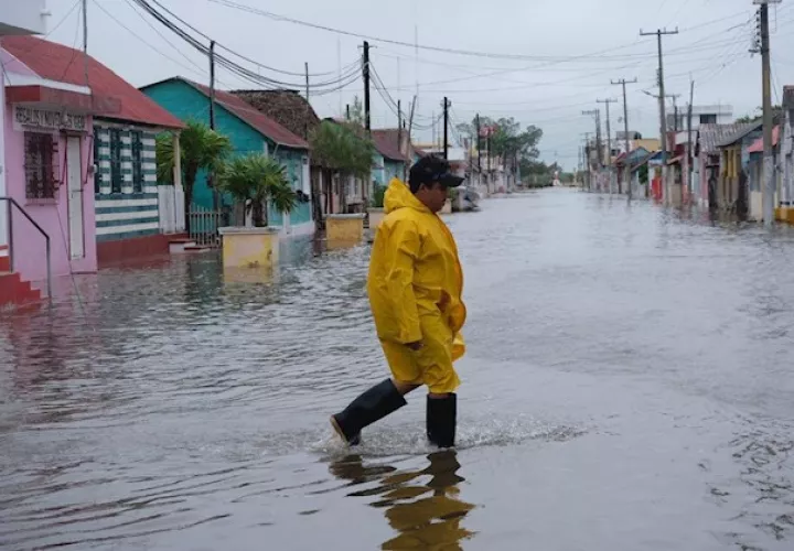 El NHC pronostica para hoy que la velocidad de traslación se hará más lenta y los vientos se fortalecerán hasta alcanzar categoría de huracán mayor (3, 4 o 5 de la escala Saffir-Simpson), que Delta ya tuvo cuando iba camino de Yucatán, aunque tocó tierra con categoría 2.