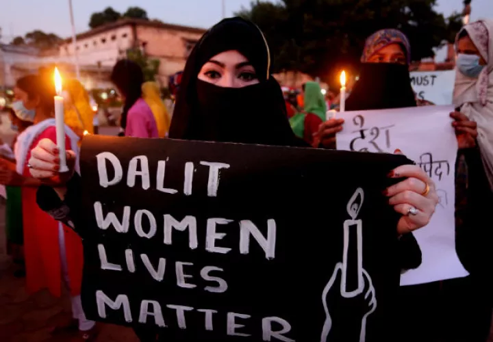 Activistas protestan en Bhopal, India, por la múltiple violación de la joven miembro de la comunidad "intocable" o dalit. Foto: EFE.  
