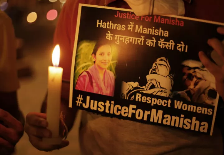 Activistas protestan en Bhopal, India, por la múltiple violación de la joven miembro de la comunidad "intocable" o dalit. Foto: EFE.  