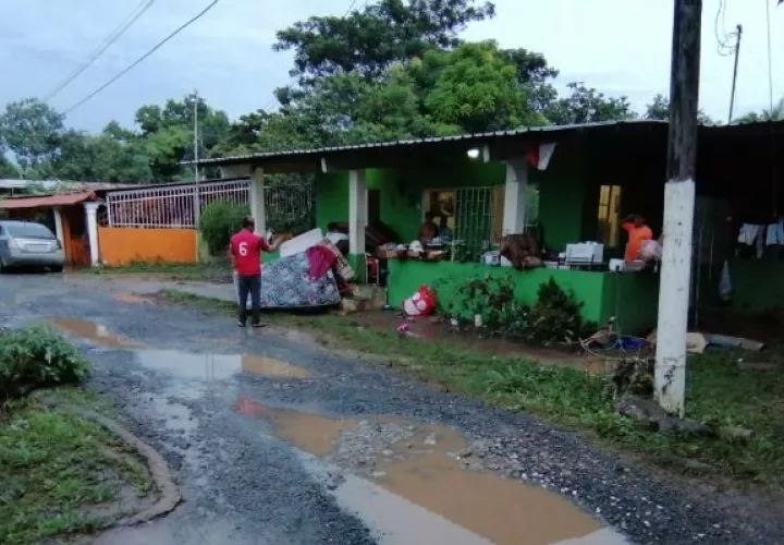  Personal del Municipio de La Chorrera distribuyó colchones, alimentos y enseres de limpieza a los damnificados. Foto: Eric A. Montenegro.