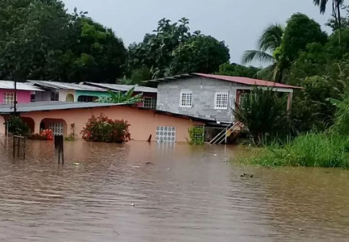  Personal del Municipio de La Chorrera distribuyó colchones, alimentos y enseres de limpieza a los damnificados. Foto: Eric A. Montenegro