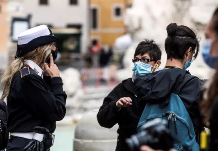 De noche la gente solo podrá abandonar sus casas por motivos de salud, laborales o emergencias, los mismos que se aplicaron durante el confinamiento general de la pasada primavera. Foto: EFE